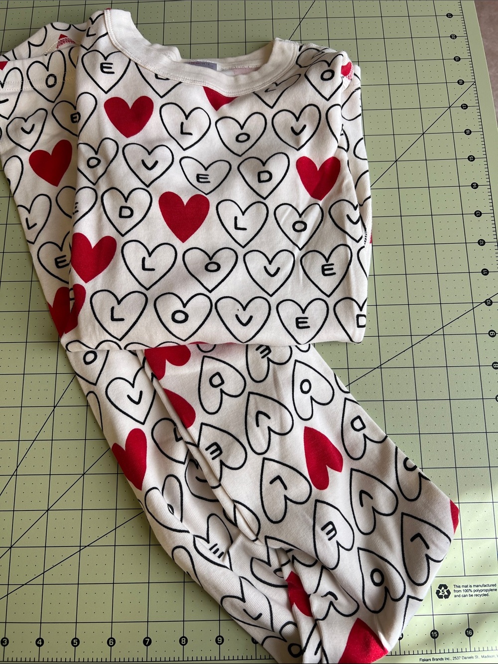 Hanna Andersson White Pajama Set with Red Heart LOVE Print EUC